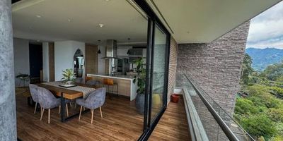  disponible en VENTA AMOBLADO
 por $1.500.000.000 Características
 destacadas:  Amplio espacio social
 ideal para reuniones y disfrutar del
 entorno natural   Piso 100 % en
 porcelanato   Cortinas eléctricas
 domotizadas, programables desde
 el celular   Iluminación cálida
 recesada, apta para regulación de
 intensidad   Cocina de inducción