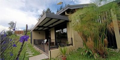 Casa campestre con un amplio terreno de 5000 metros cuadrados y una construcción de 250 metros cuadrados aproximadame.
Encontrarás 3 cómodas alcobas, Estudio, sala auxiliar y 3 baños, La habitación principal incluye un baño privado, vestier y deck.
Te encantará su moderna cocina integral con barra estilo americano abierta, dos amplias zonas sociales para compartir con los tuyos. También cuenta con una biblioteca/estudio, perfecta para trabajar, hacer yoga o leer en un ambiente tranquilo y silencioso.
Y para mayor comodidad, la casa también incluye armarios empotrados en todas las habitaciones y una despensa para almacenar alimentos y utensilios.


¡No pierdas la oportunidad de vivir una experiencia única en esta hermosa casa campestre! Contáctanos hoy mismo para reservar tu estadía y disfrutar de un ambiente tranquilo y relajante en medio de un entorno natural inigualable.
