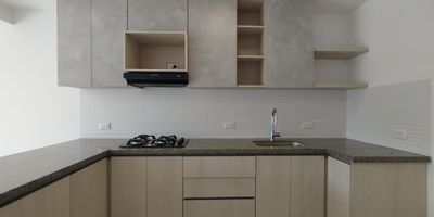 Apartamento en venta en Cerritos en unidad cerrada cerca a supermercados de cadena, rutas de transporte público y servicios complementarios de la zona. Cuenta con salacomedor, dos habitaciones, dos baños, jacuzzi, cocina integral tipo americano en mesón de Quartzone, estufa, calentador a gas y zona de ropas. La unidad posee de un parqueadero cubierto, ascensores, piscina, gimnasio, salón social, sauna turco, parques infantiles, placa polideportiva, zonas verdes, circuito cerrado de tv, vigilancia y portería las 24 horas. Inmueble sujeto a verificación de disponibilidad.