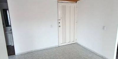 Excelente apartamento en una buena zona de la ciudad con excelente acceso de servicio público (Taxi, Sitp, Estación de Transmilenio), cuenta con muy buena iluminación, ventilación y espacio, es de 3 habitaciones con closet, zona de lavandería, 2 años y garaje. Para mayor información e interesados se pueden comunicar con el Ejecutivo comercial Diego Fernando Zuluaga al número celular 3203021090.