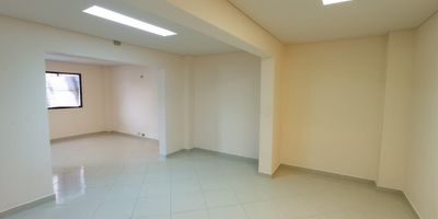 Inmueble con excelentes espacios donde podrás realizar con mas facilidad tus actividades, ubicado en zona comercial e industrial.