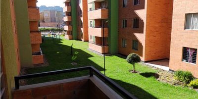 APARTAMENTO EN VENTA, CONJUNTO RESIDENCIAL LOS PINOS BARRIO EL PRADO ZIPAQUIRACon una area  de 62 M2 en un 2 piso vista interior sin ascensor, consta de sala comedor con balcon, cocina integral, zona de lavandería,  tres habitaciones, dos baños y estudio.El conjunto cuenta con áreas infantiles y areas sociales en club house con piscinas climatizadas, gimnasio, golfito, parqueaderos comunales y de visitantes. Excelente ubicación a supermercados, vías principales, trasporte público y instituciones educativas 

 