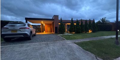 Ya encontraste tu casa en el sector mas exclusivo de Pereira,  cerritos,  lujosa residencia, con espacios super amplios, muy moderna con detalles que te encantaran, jardin espacioso para el disfrute de tu familia. Sector Malabar