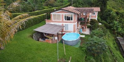 Inmueble con 2 apartaestudios ademas de la casa principal, se vende a puerta cerrada, area del lote 1.800m2, cuenta con aarboles frutales, cultivos organicos, convenio con Airbnb,  se vive en integracion con la naturaleza, en la tranquilidad del campo, muy cerca de la ciudad.