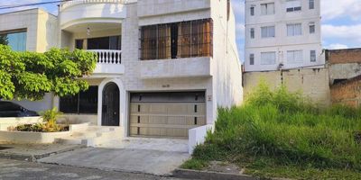 Venta de casa en el Barrio Ingenio II, Cali. Consta de tres pisos distribuidos así: Primer piso con sala-comedor, cocina integral, cuarto de servicio con baño, patio, minibar, fuente ornamental y parqueadero interno para cuatro vehículos. Segundo piso con cuatro habitaciones, cada una con clóset y baño privado (una con tina y otra con balcón), además de una amplia sala de estar. Tercer piso con terraza, biblioteca y sala de estar adicional. La casa se encuentra en excelente estado de conservación, con elegante decoración y pisos en mármol. El barrio Ingenio II se caracteriza por sus zonas verdes, parques naturales y excelente ubicación cerca de centros comerciales, restaurantes y cafeterías. Es un lugar tranquilo, seguro y agradable para vivir.