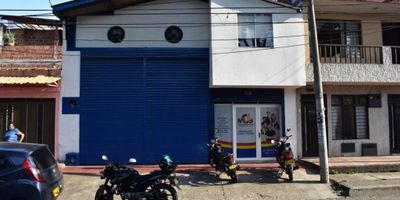 Se vende excelente bodega ubicada sobre avenida principal en el barrio Manzanares, con un área construida de 220 m², que incluye un mezanine de 30 m², zona de oficinas con pisos en baldosa, batería sanitaria nueva y piso de alto tráfico. Cuenta con uso de suelo industrial, una altura de 9 metros y una puerta alta que permite el ingreso de tractomulas. Su estratégica ubicación, cerca al barrio Salomia, la convierte en una opción ideal para actividades industriales o logísticas. Valor de venta: $600.000.000. Para más información, comuníquese al PBX 602 5532727 o al celular 315 4596112.