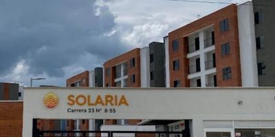 CIUDAD. Jamundí  ACCIÓN.  Venta   PROPIEDAD Apartamento Piso 4° con ascensor.  ÁREA 56 M2  UBICACION.  Unidad Residencial  Solaria ADMINISTRACIÓN $197.000 DETALLES  Tiene  Sala Comedor. Cocina Integral.  Zona de ropas .Dos habitaciones  Dos baños.  Balcón.  Vista Interior. Parqueadero Propio.  La Zona Social tiene:  Piscina.  Planta eléctrica.   Portería con Vigilancia Privada 24 horas.   Parqueadero de Visitantes.  Zona verde.  Zona de Niños Conjunto cerrado.
CÓDIGO:C23855TCP6A613E4A3
PRECIO DE VENTA: $211´000.000