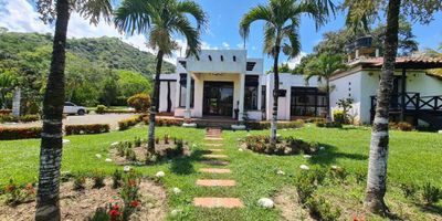 Finca de Recreo en Venta – Sopetrán, Antioquia

Ubicación privilegiada en uno de los destinos turísticos más cotizados del occidente antioqueño.

Área de la propiedad:
    •    Terreno: 6.790 m²
    •    Área construida total: 545 m²
    •    Casa principal: 314 m²

Distribución Interna
    •    4 alcobas amplias y confortables
    •    3 baños completos + 1 baño social
    •    Sala, comedor y cocina integral con acabados de lujo
    •    Espacios abiertos con excelente iluminación natural

 Zonas Exteriores y Recreativas
    •    Parqueadero con capacidad para 10 vehículos
    •    Piscina privada con zona de descanso
    •    Kiosco campestre ideal para reuniones familiares o sociales
    •    Zonas verdes y de esparcimiento rodeadas de naturaleza

 Ventajas Destacadas
    •    Acabados de lujo en toda la propiedad
    •    Ideal para familias que buscan tranquilidad y confort
    •    Perfecta también como inversión para alquiler vacacional

Para mayor información, agendar visita o recibir asesoría personalizada, contáctanos.