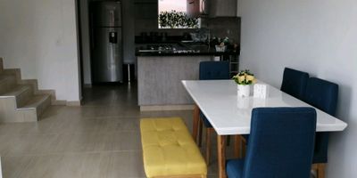 Cómoda casa de 86 mt2 ubicada en el municipio de Rionegro, en urbanización ubicada en zona campestre, segura y tranquila.