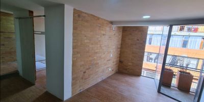 Este acogedor apartamento de 29 m² es una oportunidad perfecta para quienes buscan independencia y practicidad sin renunciar al confort. Con una habitación privada, un baño funcional y un encantador balcón que aporta luz y frescura, este espacio se convierte en un refugio ideal en la ciudad. A solo dos cuadras del tradicional parque 20 de Julio y con transporte público cercano, tendrás acceso fácil a todo lo que necesitas. Es un lugar pensado para comenzar nuevas etapas, vivir con libertad y conectar con la ciudad desde un entorno cómodo y accesible. Agenda tu visita y descubre cómo podría ser tu nuevo comienzo. Cod 912-9102

