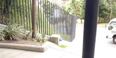 Se vende apartamento en Barrio el Trianon, cuenta con 2 habitaciones, 2 banos,1 cocina, 1 vestiers, 1 closert, 1 estudio, 1 balcon, zona de ropas, parqueadero y cuarto util.
Cuenta con reserva forestal, centros de atencion, iglesias, escuela y colegios.