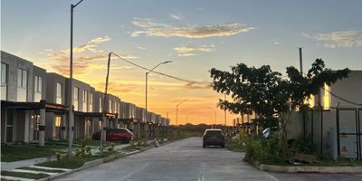 DOMUS INMOBILIARIA. VENDE. Esta maravillosa casa campestre ubicada en el Condominio Doral, en la Zona Norte de Cartagena de Indias, 

Una de las principales características de esta propiedad es su barra estilo americano, que conecta la moderna cocina con la sala de estar, creando un ambiente acogedor y perfecto para compartir con amigos y familiares. También cuenta un depósito, para mantener todo en orden y bien organizado.

En cuanto a su entorno externo, la casa se encuentra en una zona con acceso pavimentado y cercano a centros comerciales y colegios/universidades, lo que permite tener todo a su alcance y ahorrar tiempo en traslados. 

No pierdas la oportunidad de adquirir esta increíble casa campestre en la Zona de mayor valorización de Cartagena. Contáctanos para agendar una visita y conocer más detalles sobre esta propiedad. ¡No te arrepentirás!
