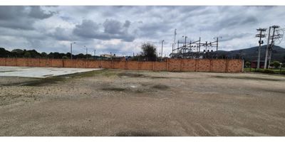 Características principales


 
 Predio con frente esquinero, que brinda visibilidad y versatilidad para proyectos industriales o comerciales.
 
 
 Área amplia que permite desarrollo de infraestructura a la medida.
 
 
 Construcción existente de 100 m² útil como apoyo operativo o administrativo.
 
 
 Acceso para vehículos de carga pesada.
 
 
 Servicios públicos disponibles: gas natural, energía e iluminación natural.
 
 
 Zonas verdes y espacio para maniobra de transporte.
 

