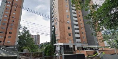 Apartamento en arriendo en envigado, cuenta con 3 habitaciones, principal con baño y vestier, 2 closets, baño social, sala comedor, cocina integral abierta, zona de ropas, calentador, balcón, parqueadero y cuarto útil, pisos en madera laminada, 100m2. 
La unidad cuenta con: portería 24 horas, parque infantil, parqueadero de visitantes,  cancha de squash, 2 salones sociales, gimnasio, turco, piscina, zona de mascotas y zonas verdes.