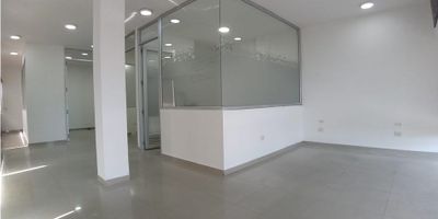 Excelente oficina muy bien ubicada zona prado de la ciudad de barranquilla. 

Puerta con sistema de seguridad con huella y alarma. 

Esta muy bien distribuida con 3 oficinas o consultorios. 

Sala de espera y recepción. 

Armarios de almacenamiento. 

Cocina integral.

Baño completo con zona de labores. 

Ubicado en un 4 piso con escalera amplias y cómodas con barandas de seguridad. 

Muy buena vista panorámica. 

Zona de parqueos.

Recepcióny vigilancia.  

Incluye 2 aires acondicionados (24.000 btu y 12.000 btu), las divisiones de oficina, mueble de cocina, sistema biométrico de apertura de puerta principal y los blackouts con sus screen solar.
