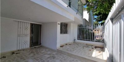 Casa independiente de 2 niveles Nivel 1: Estudio, comedor auxiliar, sala-comedor, cocina amplia estilo americano. Baño completo Patio y deposito. Nivel 2: 4 habitaciones, 3 baños, sala de estar, terraza y balcón. Sector residencial, cercano al Malecón y vía 40.
