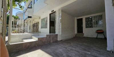 Casa ? de 2 niveles,  en el barrio Country Villas, cerca a la Universidad del Atlántico Norte. 

 

Sala de recibo, sala- comedor.

 

Cocina estilo americano. 

 

Patio, baño social y cuarto de servicio con baño.

 

En el segundo nivel: 4 habitaciones  3 con baño interno y un baño auxiliar.

Sala de star. 

 

Terraza con espacio de garaje.

 

Sector residencial tranquilo, a 15 minutos de la playa. 

 

 
