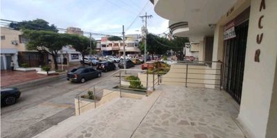 Local de 51m2 ubicado en Barrio El Porvenir.

 
Ideal para oficina ?.

Peluquería ?‍♀️ u otro tipo de comercio, que no sea de alto impacto. 

 

El edificio tiene zona de parqueo.

 

Diagonal al la calle 84.

Sector comercial y residencial. 

 

