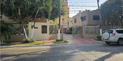 ?✨ ¡Tu nuevo hogar en Altos de Riomar te espera! ✨?

¿Buscas comodidad, exclusividad y una ubicación privilegiada? Esta espectacular casa en Altos de Riomar es perfecta para ti:

✅ Conjunto cerrado de solo 8 casas ?️
✅ 2 niveles – 132 m² de espacio bien distribuido
✅ Primer piso: Sala, comedor, cocina, patio, cuarto de servicio con baño, estudio cerrado con baño completo ??
✅ Segundo piso: 4 habitaciones ?️, 2 baños familiares ?
✅ Ubicación estratégica, cerca de Buenavista e Iglesia Espíritu Santo ⛪

? Sector residencial tranquilo y exclusivo en Barranquilla. ¡Ideal para tu familia!

? Pregunta por el precio y agenda tu visita hoy mismo! ?

Canon incluye Administración.

#VentaDeCasa #AltosDeRiomar #Barranquilla #TuNuevoHogar #CasaEnVenta

 
