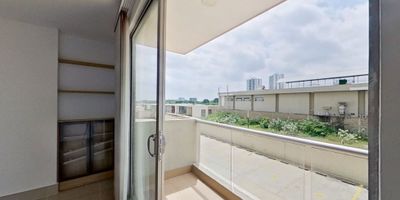 Hermoso apartamento ubicado en la vibrante ciudad de Barranquilla, en el departamento del Atlántico. Este inmueble cuenta con un área total de 99 M2, lo que lo convierte en una opción ideal para aquellos que buscan comodidad y amplitud en su hogar. Con un diseño moderno y espacios bien distribuidos, este apartamento es perfecto para parejas o familias pequeñas.

En cuanto a su distribución interna, este apartamento cuenta con 3 cómodas alcobas, cada una con su respectivo baño para mayor privacidad y comodidad. Además, dispone de una cocina integral con una práctica barra estilo americano, ideal para compartir momentos en familia mientras se preparan deliciosas comidas. También cuenta con un baño auxiliar y una zona de lavandería para mayor comodidad.

Este inmueble es ideal para aquellas personas que tienen mascotas, ya que cuenta con una política de admisión de mascotas. Además, dispone de un amplio balcón, perfecto para relajarse y disfrutar de las hermosas vistas de la ciudad. También cuenta con clósets en cada habitación, una despensa y doble ventana para mayor confort térmico y acústico.

El apartamento cuenta con una excelente ubicación, cerca de importantes centros comerciales, colegios y universidades, lo que lo hace ideal para aquellos que buscan una vida moderna y dinámica. También dispone de circuito cerrado de TV, portería y recepción, así como vigilancia las 24 horas para mayor seguridad y tranquilidad de sus residentes.

Entre sus características externas, este apartamento cuenta con acceso para discapacitados, gimnasio, zonas deportivas y zonas verdes, perfectas para aquellos que buscan un estilo de vida saludable. También incluye un área social, salón comunal y parqueadero para visitantes, ideal para reuniones y eventos con amigos y familiares.

Además, dispone de un garaje privado y una cochera para mayor comodidad. Cuenta con un cómodo ascensor y un sistema de planta eléctrica para garantizar el suministro de ener