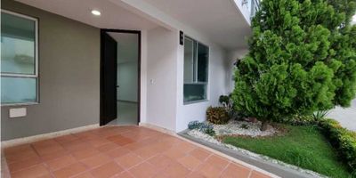 ?✨ ¡Tu nuevo hogar te espera en Villa Campestre!
Descubre esta hermosa casa de 2 niveles en conjunto cerrado con vigilancia 24/7 ??‍♂️.

?️ 3 habitaciones (¡principal con baño privado!)
?️ Sala-comedor acogedora
? Área de labores funcional
?‍? Cocina amplia para tus mejores recetas
? Servicios públicos estrato 3 = economía y comodidad

Ideal para quienes buscan seguridad, tranquilidad y espacio en uno de los sectores más deseados de la ciudad ??.

?Ubicación privilegiada + ambiente familiar = ¡la combinación perfecta!

#VillaCampestre #CasaEnVenta #OportunidadÚnica #ConjuntoCerrado #Vigilancia24Horas #HogarSeguro #BarranquillaRealEstate ??
