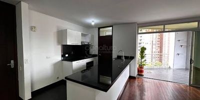 472-8146 Conaltura Inmobiliaria ofrece en arriendo este moderno apartaestudio de 70 m², ubicado en una de las zonas más exclusivas de Medellín, cerca a la Avenida Las Palmas, La Superior, El Tesoro y Mall Ámsterdam, con excelentes rutas de transporte y gran conectividad, el inmueble cuenta con 1 alcoba, 2 baños, vestier, sala comedor, balcón con vista panorámica, cocina integral, zona de ropas y parqueadero cubierto. Sus espacios son amplios, iluminados y con diseño funcional, ideal para quienes buscan comodidad y estilo en el sector más apetecido de la ciudad. El edificio ofrece portería y vigilancia 24/7, ascensor.