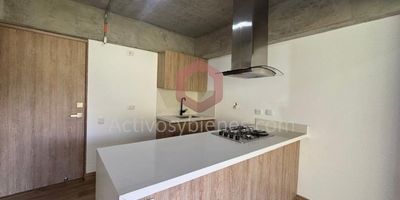 Arriendo apto-loft en el Retiro, 52mts², 1 alcoba, 1 vestier, 2 baños, cocina integral, zona de ropas y parqueadero cubierto.Información sujeta a cambios. Las imágenes de muebles, enseres, decoración y demás elementos son una referencia.Arrienda Activos y Bienes, Inmobiliaria experta en administración, arrendamiento y venta de apartamentos, casas, locales, bodegas y oficinas en el Oriente Antioqueño, Medellín y toda el área Metropolitana.