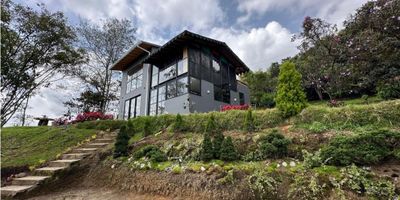 ?Vendo Finca en Santa Elena Vereda El Llano?


✅ Características:


 Consta de 3 habitaciones, 2 de ellas con baños cabinados y vestier
 Baño social
 Sala
 Comedor
 Cocina integral con vista panorámica 
 Zona Rincón Zen & Grill
 Zona de parqueo vehicular 
 Zonas verdes 
 Excelente iluminación 
 Circuito cerrado de camaras 
 Portón 



? Entorno:


 A tan solo 20 minutos de Medellín 
 3 minutos del parque de Santa Elena 
 Buenas rutas de transporte Santa Elena y Rionegro
 Zona campestre , vereda rural muy tranquila y segura
 Ingreso en Rieles y de fácil acceso


? Disfrutar de una vida tranquila, cómoda y segura en esta maravillosa propiedad  ?
