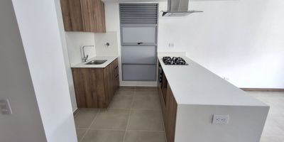 Apartamento en arriendo en Sabaneta, Tres Esquinas. Ubicado en urbanización con portería las 24 horas, está nuevo totalmente. Ubicado cerca al hospital de sabaneta, colegios y al transporte público. Fácil acceso a avenidas principales tales como, av las vegas, autopista sur y avenida el poblado. Cuenta con 2 alcobas, excelente vista, closet y vestier, 2 baños, cocina integral con red de gas, balcón, zona de ropas independiente. Parqueadero y cuarto útil integrado.