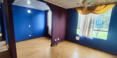 Apartamento para arriendo ubicado en la zona de ciudad verde, Soacha en unidad residencial completa con 26 torres de 6 pisos cada una con 4 apartamentos por piso. El apartamento se encuentra en el piso 2 En el podras disfrutar espacios comodos, amplios y luminosos. Cuenta con 3 habitaciones, 1 bano, sala comedor, cocina semi integral y zona de ropas. Tiene cercania al colegio Brighton, universidad uniminuto, centro comercial prado verde, parroquia sagrados corazones de Jesus, supermercado olimpica y buen acceso a transporte publico.