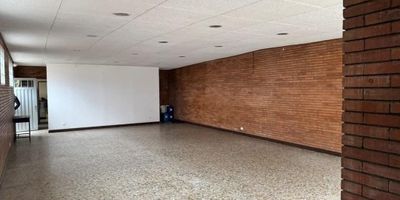 local ubicado en un un sector residencial, comercial, cerca a transporte publico, colegio olaya herrera  , universidad politecnico , centro comercial a , parroquia olaya  , clinica policlinico del olaya  , supermercado olimpica , gimnasio Smart fit , restaurante, entidad bancaria, facil acceso a vias principales calle 69 av. ciudad de Cali NQS . Este sector estrategico es transitado por un alto flujo peatonal y vehicular. El inmueble cuenta con una excelente distribucion de los espacios, buena iluminacion y ventilacion, ideal para el crecimiento de la empresa.