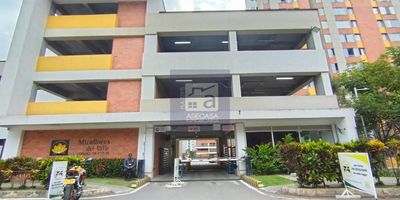 cod 5937 se arrienda apartamento en piedecuesta, 3 alcobas, alcoba principal con baño, sala comedor, cocina integral, 1 baño auxiliar, hall estudio, instalacion lavadora, zona ropas, pisos en ceramica, citofono, salon social, zonas verdes, canchas, piscinas, gimnasio, zona juegos, ascensor, vigilancia, parqueadero comunal, valor admon ($158.000) a la fecha, pendiente definir con la administracion del conjunto.