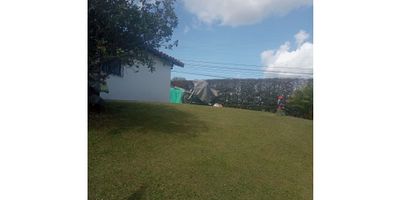 Casa campestre para la venta, con otro lote y ya listo con área para construcción amplio y con muy buena ubicación, puerta electrica, camaras de seguridad, parqueadero cubierto para dos carros. Tiene yakuzi con todas las maquinas. Código de inmobiliaria No. 5345883
