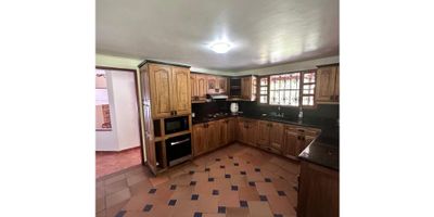 Hermosa finca para alquiler en Rionegro, cuenta con amplias zonas verdes, corredores, árboles frutales, cerca a zona urbana. Código de inmobiliaria No. 7515194
