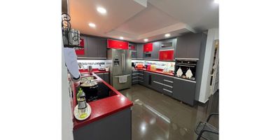 Casa primer piso remodelada disponible para la venta en Envigado, cuenta con sala Garaje, comedor independiente, zona de ropas amplia, se vende junto con el local del lado que tiene un área de 34 metros salón grande y baño, ideal para spa el que se encuentra actualmente está muy acreditado, tienen matrículas independientes. Inmueble excelente para inversionistas, muy cerca al parque de envigado. Código de inmobiliaria No. 7541100
