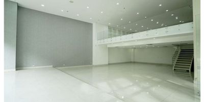 Local en alquiler en Medellin - Manila con un area de 182.16 mts y un mezzanine de 80mts, altura de 3.4mts por piso, cocina y baño, un Local amplio en primer piso, el edificio cuenta con una ubicacion privilegiada, parqueadero de visitantes, auditorio, aire a condicionado, luz natural, ascensores circuito cerrado 24hts. Codigo Inmobiliario 9485276
