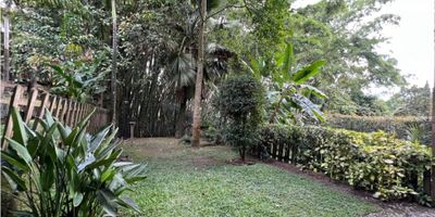 Casa con Jardin, balcones muy amplios, que permiten sentir la brisa fresca de las plantas, techos altos, iluminación natural. Unidad cerrada familiar cuenta con piscina, cancha, Porteria 24 horas, juegos infantiles, salón social.Son 27 casas en total.La distribución de la casa es así:Primer nivel encuentras sala comedor, baño social, amplio Balcon con vista al jardín, cocina cerrada que puede abrirse si desean, zona de ropas independiente y baño de servicio.Sub nivel: encuentras un amplio salón multiproposito, que se integra al agradable jardin, cuenta también con baño social.Segundo nivel: cuenta con alcoba principal muy amplia con Balcon, baño y vestier, estudio amplio, alcoba auxiliar con closet, baño completo y alcoba amplia con baño y vestier.En el parqueadero pueden ubicar 4 carros.La casa cuenta con 234 metros construidos más 17 metros de jardín Ven y conoce esta casa encantadora!