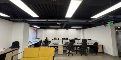 Oficina espacio amplio de 414,31 m², ubicada en Usaquén. Se ofrece con entrega bajo contrato “llave en mano”, ideal para empresas que buscan un espacio funcional ya acondicionado. La ubicación goza de fácil acceso a servicios, supermercados, restaurantes, centros médicos y conectividad con vías principales. 

Cocineta // Baño de Servicio // Amoblado // Iluminación natural // Parqueadero interno
