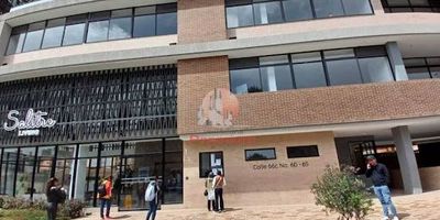 Moderno apartamento de una alcoba, para estrenar, quinto piso acceso por ascensor, ubicado en conjunto residencial Salitre living, con excelente ubicación diagonal a la plaza de los artesanos y al lado del centro de adiestramiento canino de la cruz roja, cercano a toda la zona deportiva y cultural del salitre.  Zonas sociales completas con 4 terrazas BBQ, zona de video juegos, lavandería, coworking, terraza café, salas premium, gimnasio dotado  El apartamento cuenta con Cocina abierta, Zona de ropas, Acabados modernos, parqueaderos comunales, Ideal para quienes buscan independencia y modernidad, valor incluye cuota de administración actual, trámite de estudio con aseguradora muy ágil no requiere deudor con finca raiz