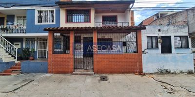 casa de 2 plantas con 5 alcobas, desocupada, vehicular, ubicada a 30 metros de la vía principal, lo que garantiza excelente acceso al transporte público, con todo tipo de comercio al por menor muy cerca. distribuida así: primera planta: verja enrejada amplia, sala-comedor, 2 alcobas con clósets, 1 baño auxiliar, cocina tradicional con gabinetes, patio. segunda planta: sala, balcón, 3 alcobas, 2 closets, 1 baño auxiliar, pisos en cerámica. posibilidad de reformas.