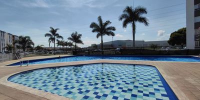 Alquilo Apartamento En pangola Condominio, 2 pisso con ascensor, parqueadero propio piscinas de niños y adultos ,salón social con aire acondicionado central ,canchas de básquet , salón de juegos dos parques con rodaderos y columpios .amplias zonas verdes. Entrada por la Avenida  Sachamate y también por la Cañas gordas, Apartamento En prefecto estado cuenta con 65 mtrs 2 habitaciones la principal con baño ,y baño adicional completo .gas natural ,estufa 4 boquillas ,campana extractora, calentador de agua . zona de oficios con lavadero .estudio amplio. Sala con balcón. Y vista abierta por ser esquina. Seguridad 24 horas y portería con lobby.