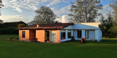 Hermosa casa en parcelacion cerrada con un lote de 7400m2 ideal para familias que amen la naturaleza y deseen conectar con este entorno. Ubicado en sector tranquilo y seguro del municipio con facil acceso a vias principales, cercano a centros comerciales, iglesias, zonas de comercio, colegios y zona urbana del municipio. La casa cuenta con 3 habitaciones, 3 banos, cocina integral con gabinetes superiores e inferiores, sala comedor, zona de ropas y espacio exterior para bbq, parqueo y disfrute.