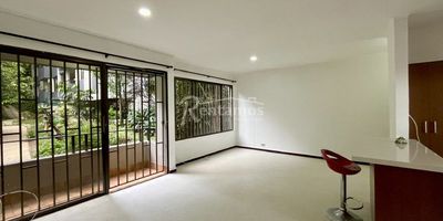 Apartamento en arriendo en Envigado, La Abadía. Cerca al  Mall La Frontera y Sao Paulo, fácil acceso. La urbanización cuenta con portería 24/7, cancha y juegos infantiles. Con 2 habitaciones, 2 baños, cocina integral, zona de ropas, sala-comedor amplia y balcón. ¡Agenda tu visita hoy mismo y encuentra tu nuevo hogar! Descubre más propiedades en: www.rentamospropiedadraiz.com Código:776501