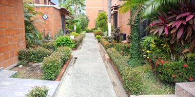 Se vende casa de tres niveles ubicada en el barrio Villa del Sol, en el sector norte de Cali, dentro de una unidad residencial cerrada. La propiedad cuenta con tres alcobas, tres baños enchapados (uno en cada nivel), cocina integral equipada con extractor de olores, horno, cubierta de gas y mesón en mármol negro original; acabados en obra blanca (paredes estucadas en color blanco, pisos en cerámica en los tres niveles y escaleras), closet en cada habitación y jardín en el primer nivel con acceso mediante escaleras enchapadas en cerámica. Además, dispone de reja eléctrica de seguridad perimetral. La unidad residencial ofrece parqueadero comunitario, vigilancia privada 24/7 con portería y rondero, piscina para adultos y niños, zona de juegos infantiles y kiosko para eventos. Excelente ubicación con cuatro vías principales de acceso: Carrera 1, Carrera 5, Calle 62 y Calle 70, a solo cinco minutos de la salida hacia el aeropuerto. Para más información comunícate al PBX (602) 5532727 o con Lilian Vidal al 318 3349388.