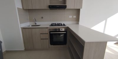 Se arrienda moderno apartaestudio en el municipio de Rionegro, barrio El Porvenir, en la unidad cerrada Vivari, ubicada frente al Centro Comercial San Nicolas y el Exito. Su ubicacion es estrategica, con acceso directo a la via hacia el Aeropuerto Jose Maria Cordova y el Tunel de Oriente, lo que garantiza excelente conectividad. Ademas, esta cerca de hospitales, colegios y supermercados, lo que lo convierte en una opcion ideal para vivir con comodidad. El apartamento cuenta con espacios bien distribuidos, excelente iluminacion natural y acabados contemporaneos. La unidad ofrece seguridad 24 horas, zonas comunes, juegos infantiles y areas verdes para el disfrute de toda la familia. Un lugar ideal para tu nuevo hogar!