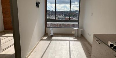 Apartaestudio en San Antonio Norte . Cuenta con  gimnasio semi-dotado, terraza tipo mirador, coworking, salón múltiple, salón de juegos,  servicio de lavandería en el primer piso, Apartamento de en un  área de 35 mts2,  distribuido en  1 habitación , estudio, sala, cocina y 1 baño. Disfrutarás de un acceso rápido y fácil a: Portal Norte, colegios, universidades, supermercados como Éxito 170 y centros comerciales como Santafé.