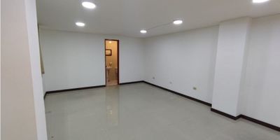 Arriendo Oficina de 27m2 en Centro.

Ideal para negocio, oficinas, consultorios, entre otros. Tiene piso en cerámica, 1 baño sencillo, excelente iluminación, espacio acogedor.

Cuenta con excelente ubicación, cerca de restaurantes, panaderías y supermercados. 

En el canon de arrendamiento se encuentran incluidos los servicios de agua, luz y administración. 

¡Contáctanos y agenda tu cita al 3206422861!
