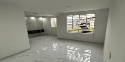 Apartamento en Venta – El Poblado Campestre, Candelaria

Apartamento de primer piso totalmente remodelado con acabados de lujo, ideal para quienes buscan un espacio moderno, amplio y con excelente iluminación.

Ubicado en un sector tranquilo y residencial, este inmueble ofrece comodidad y valorización, perfecto para familias o personas que desean vivir en un ambiente seguro y acogedor.

Características principales:
	•	Valor de venta: $180.000.000
	•	Primer piso con fácil acceso
	•	Remodelado con acabados de lujo
	•	Amplios espacios e iluminación natural
	•	Sector tranquilo y de alta proyección
	•	Administración: $147.000

Una gran oportunidad de inversión o para habitar en una de las zonas más tranquilas del municipio de Candelaria.