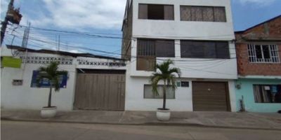 Jamundi valle del cauca, area 384.30 mts area de lote, area construida  672.3 mts, vendo bodega, de tres pisos cada uno de 96 mts, el ultimo piso es terraza cubierta con adecuaciones para oficinas, cinco baños, cuatro garajes, estrato cuatro, uso para empresas, oficinas, iglesias, uso institucional y dotacional, ubicada dentro de jamundi con facil acceso a transporte publico apts - c - d
