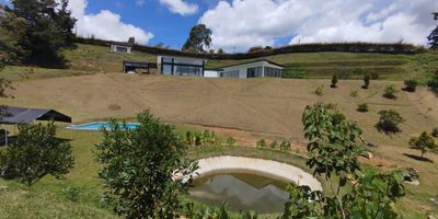 Se renta casa campestre 
 
Descubre tu refugio ideal en la naturaleza

Ubicada en una privilegiada zona verde de 5600 m, esta casa campestre* es un verdadero paraiso que combina confort y belleza natural. Con un area construida de 400 m, la propiedad cuenta con una casa principal y un apartamento complementario, de una habitacion, un bano, cocina y excelente vista, perfectos para recibir a familiares y amigos.

Imagina disfrutar de dias soleados junto a la piscina privada, o relajarte al borde del lago que adorna el paisaje. La *porteria* brinda seguridad y tranquilidad, mientras que la parcelacion asegura un entorno exclusivo y privado.



